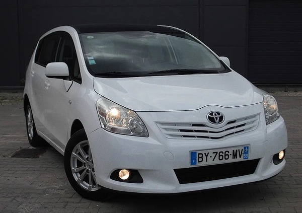 Toyota Verso cena 28900 przebieg: 235000, rok produkcji 2011 z Karczew małe 436